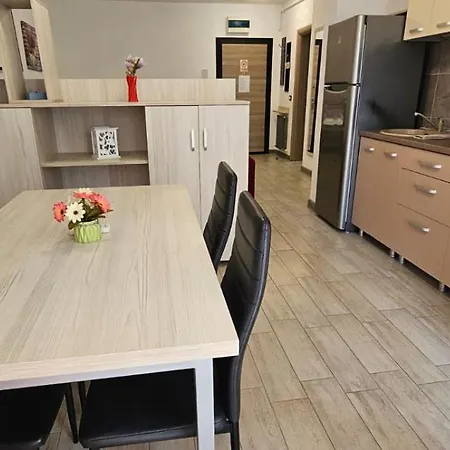 Apartman Elite - Pool & 30 Metri De Plaja Năvodari